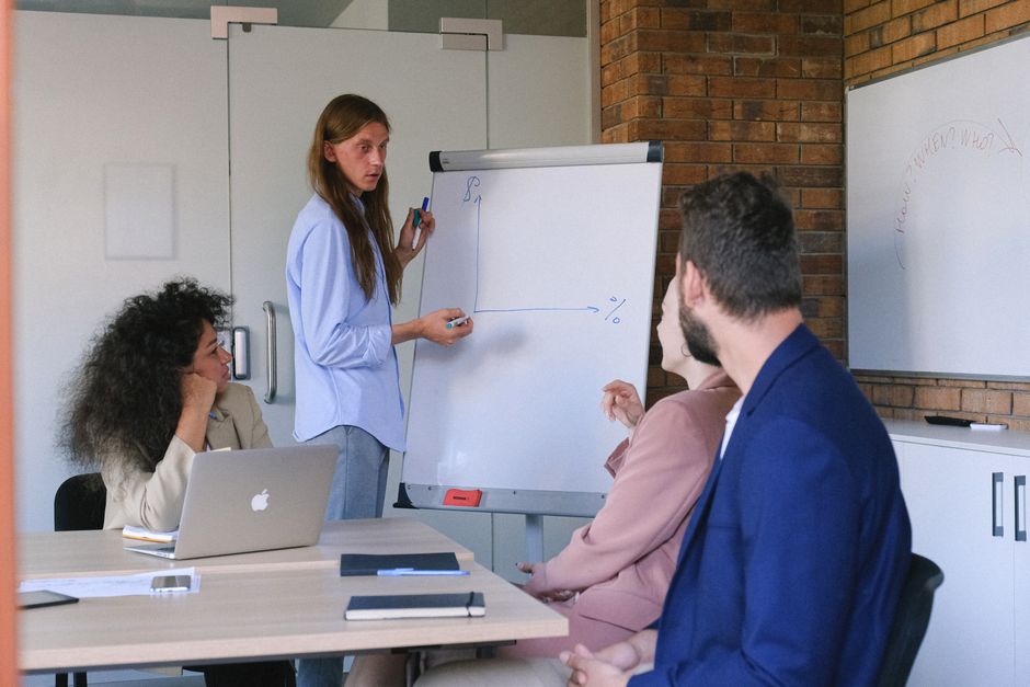 Person mit Laptop und Diagrammen zur Datenanalyse